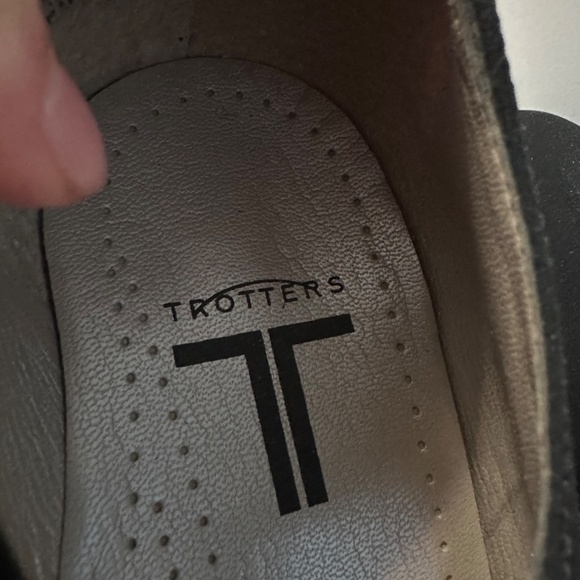 Brand New Trotters Black Low Heel Shoes with Elastic Strap – Size 8WW - Picture 7 of 13